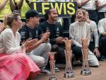 Susie Wolff, en el centro junto a Lewis Hamilton celebrando una victoria