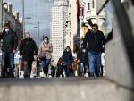 Un grupo de viandantes pasea por la Gran Vía de Madrid este mes de diciembre.