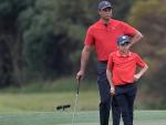 Tiger Woods junto a su hijo Charlie.