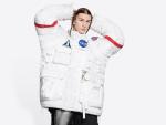 Imagen promocional de la chaqueta de Balenciaga inspirada en los trajes espaciales.
