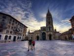 Dos peregrinos inician la peregrinación a Santiago desde Oviedo por el Camino Primitivo.