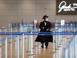 Un viajero con mascarilla por la pandemia de covid-19, en el aeropuerto internacional  Ben Gurion, en Tel Aviv, Israel.