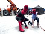 Tom Holland y el pequeño Bridger Walker en el rodaje de 'Spider-Man No Way Home'