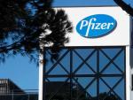 El logo de Pfizer, en una f&aacute;brica de la farmac&eacute;&uacute;tica.