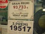 Dos carteles en la administración número 5 de Granollers (Barcelona) anuncian los premios ganados: el Gran Premio de la Primitiva y el tercer premio de la Lotería Nacional.