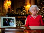 La reina Isabel II ha querido homenajear a su difunto marido en el discurso de Navidad. Un retrato de la pareja adorna la mesilla desde donde la monarca ha pronunciado unas palabras para todos sus ciudadanos.