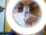 Un sanitario prepara una vacuna contra el coronavirus de Astrazeneca en Italia.