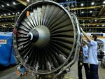 Técnicos de mantenimiento revisan un motor en los hangares de Iberia.