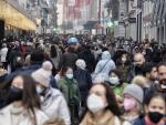 Decenas de personas en la calle Preciados, a 7 de diciembre de 2021, en Madrid (Espa&ntilde;a).