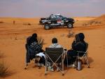 Unos espectadores ven una etapa del Dakar 2022