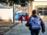 Dos niñas entran en el colegio público CEIP Antonio Machado, a 15 de diciembre de 2021, en Valencia, Comunidad Valenciana (España).