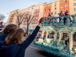 Varias personas saludan el desfile de la Cabalgata de Reyes 2022 del distrito de Chamartín, a 3 de enero de 2022, en Madrid (España).
