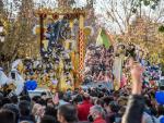 El desfile de los Reyes Magos ha llenado las calles de Sevilla.