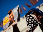 04 June 2020, US, Los Angeles: A man takes part in a protest against the violent death of the African-American George Floyd by a white policeman in Minneapolis last week. Photo: Ringo Chiu/ZUMA Wire/dpa (Foto de ARCHIVO) 04/6/2020 ONLY FOR USE IN SPAIN