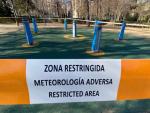 Una zona restringida al paso con una cinta tras activarse la alerta por meteorolog&iacute;a adversa, en el parque de El Retiro.