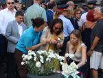 Familiares llorando durante una ofrenda floral en la Rambla de Barcelona, despu&eacute;s de los atentados del 17-A.