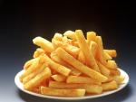 Un plato de patatas fritas reci&eacute;n hechas.
