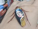 'La joven de la perla' sobre una cucaracha muerta.