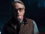 Jeremy Irons como Alfred Pennyworth