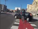 El carril bici rotonda, con prioridad para las bicicletas, est&aacute; en Bilbao. La idea de la rotonda es buena; hacer un carril exclusivo para bicicletas en una rotonda, donde siempre tiene prioridad el ciclista. Pero todos los usuarios de este carril bici se quejan de lo mismo: falta de visibilidad.