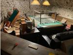 Muebles apilados y desperfectos en la casa rural Mas Grau de Estanyol, en Girona.