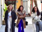 Olga Moreno pasea por las calles de Sevilla junto a sus hermanas, Raquel y Rosa Moreno.
