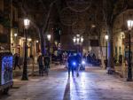Agentes de la Guardia Urbana informan a los viandantes de la entrada en vigor del toque de queda en el passeig del Born, a 24 de diciembre de 2021, en Barcelona.