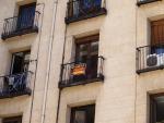 Un cartel de 'se alquila' cuelga de un balc&oacute;n en la fachada de un edificio madrile&ntilde;o
