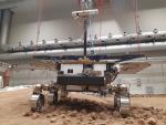 La gemela de Rosalind en la Tierra, conocida como Amalia, ha salido con éxito de la plataforma en un simulador de terreno marciano en las instalaciones de ALTEC en Turín.