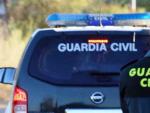 Un coche y un agente de la Guardia Civil. POLITICA CASTILLA Y LE&Oacute;N ESPA&Ntilde;A EUROPA VALLADOLID SOCIEDAD GUARDIA CIVIL