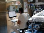 Un trabajador en la UCI Covid del Hospital Vall d'Hebron de Barcelona.