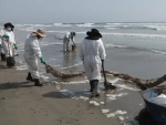 Labores de limpieza en las playas de Ventanilla (Per&uacute;), tras el derrame de petr&oacute;leo la refiner&iacute;a La Pampilla, operada por Repsol.