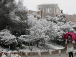 El Parten&oacute;n de la Acr&oacute;polis de Atenas bajo una intensa nevada producida por la borrasca Elpis.