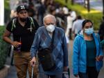 Varias personas con mascarillas por la pandemia de covid-19, en el centro hist&oacute;rico de Ciudad de M&eacute;xico.