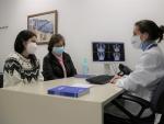 Una paciente con Fibrosis qu&iacute;stica y su madre en una consulta.