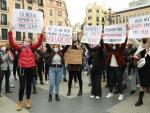 Varias mujeres sostienen diferentes pancartas en una manifestaci&oacute;n contra la sumisi&oacute;n qu&iacute;mica, a 20 de noviembre de 2021, en Madrid (Espa&ntilde;a).