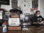 Un camarero sirve un caf&eacute; en la barra de un bar de Navarra.
