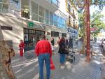 Colas a las puertas de un centro de salud en Sevilla