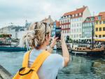 Chica haciendo fotos en el paseo mar&iacute;timo de Nyhavn, en Copenhague, Dinamarca