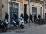 Mossos llegando al lugar del desahucio ejecutado este mi&eacute;rcoles en el barrio del Poble-Sec de Barcelona.