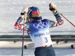 Therese Johaug celebra su oro en esquiatl&oacute;n en los Juegos Ol&iacute;mpicos de Pek&iacute;n