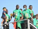 Los jugadores de Senegal celebran la Copa de &Aacute;frica.