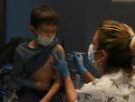 Un ni&ntilde;o recibe la segunda dosis de la vacuna contra la Covid en Girona.