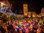 La Plaza de Espa&ntilde;a en Badajoz llena de gente disfrazada disfrutando del carnaval.