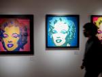 Una persona para por delante de los retratos de Marilyn Monroe, en la inauguraci&oacute;n de la exposici&oacute;n Andy Warhol Super Pop.