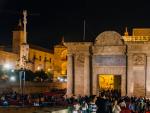 Procesi&oacute;n de Semana Santa nocturna bajo el Arco del Triunfo, cerca de la Mezquita durante la Semana Santa en C&oacute;rdoba