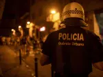 Un agente de la Guardia Urbana de Barcelona vigila las calles del barrio de Gracia en plenas fiestas, a 19 de agosto de 2021.