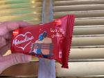 Vista de un envase de la magdalena con cobertura de chocolate de la marca Merendina, perteneciente a la estadounidense Mondelez International, en la que se lee la frase &quot;Siempre est&aacute;s en mi coraz&oacute;n&quot;, con motivo del D&iacute;a de San Valent&iacute;n, este lunes en Marruecos.