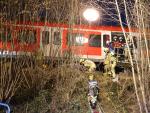 Servicios de rescate, en el lugar donde colisionaron dos trenes de cercan&iacute;as, cerca de la parada de Ebenhausen-Sch&auml;ftlarn, al sur de M&uacute;nich, en Alemania.