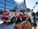 Un manifestante en Ottawa, Canad&aacute;, durante las protestas contra las medidas adoptadas por la pandemia que iniciaron camioneros opuestos a la obligatoriedad de la vacuna contra la covid-19 para poder cruzar a EE UU.